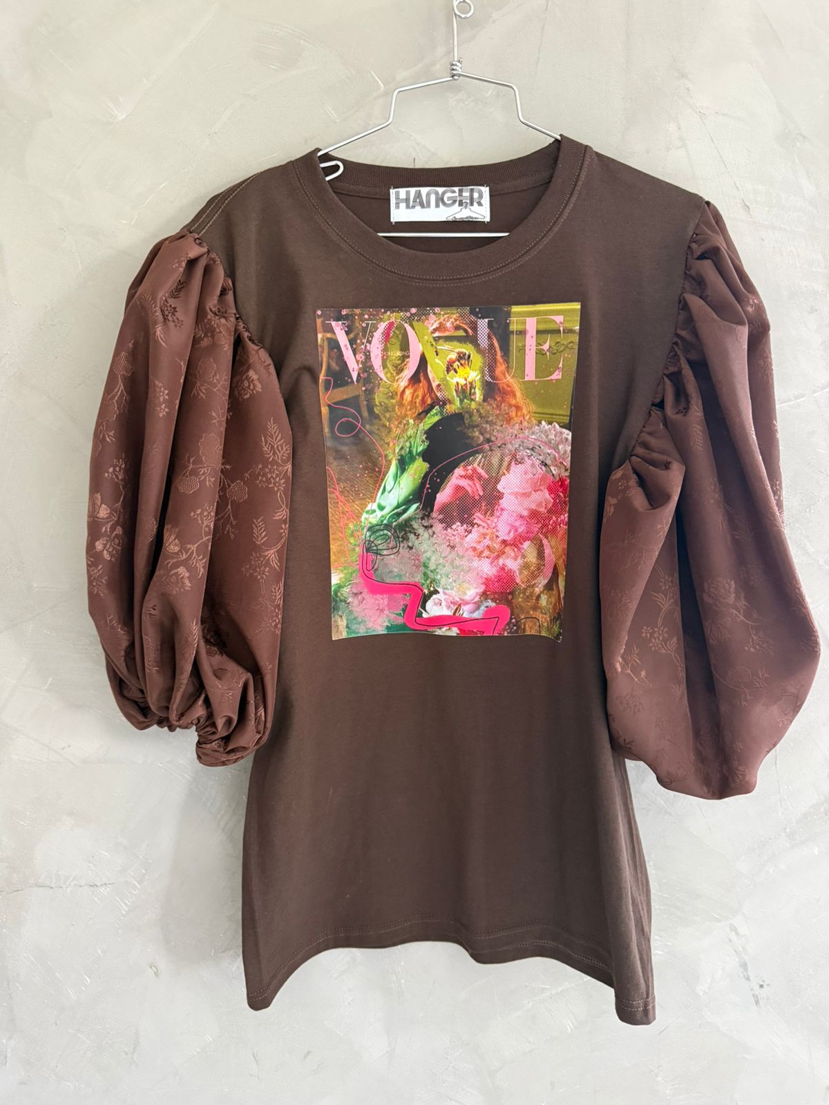 Camiseta con mangas abullonadas y estampado gráfico de Hanger Vogue