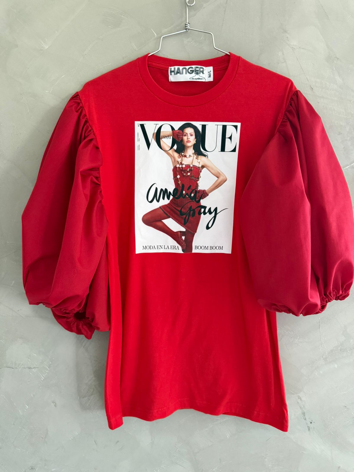 Camiseta con mangas abullonadas y estampado gráfico de Red Vogue
