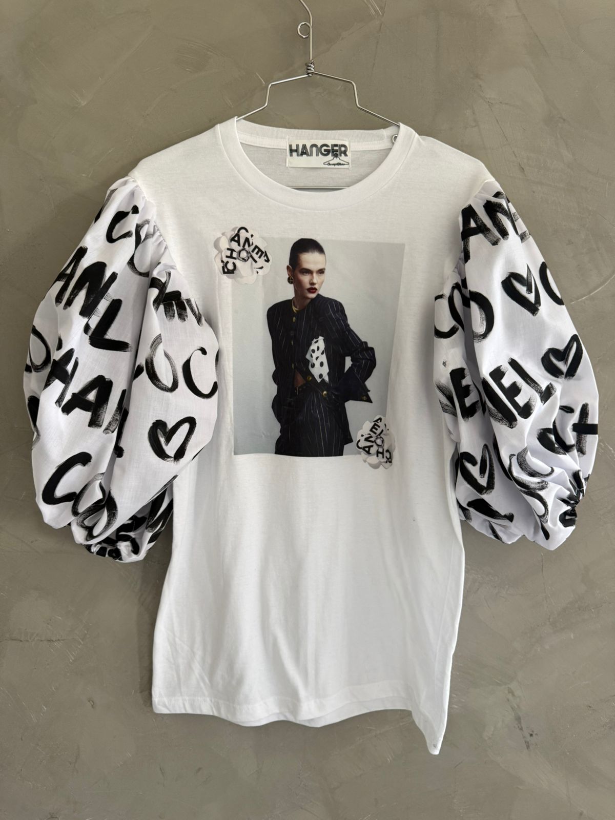 Camiseta gráfica Hanger Coco Rocha con mangas abullonadas con inscripción