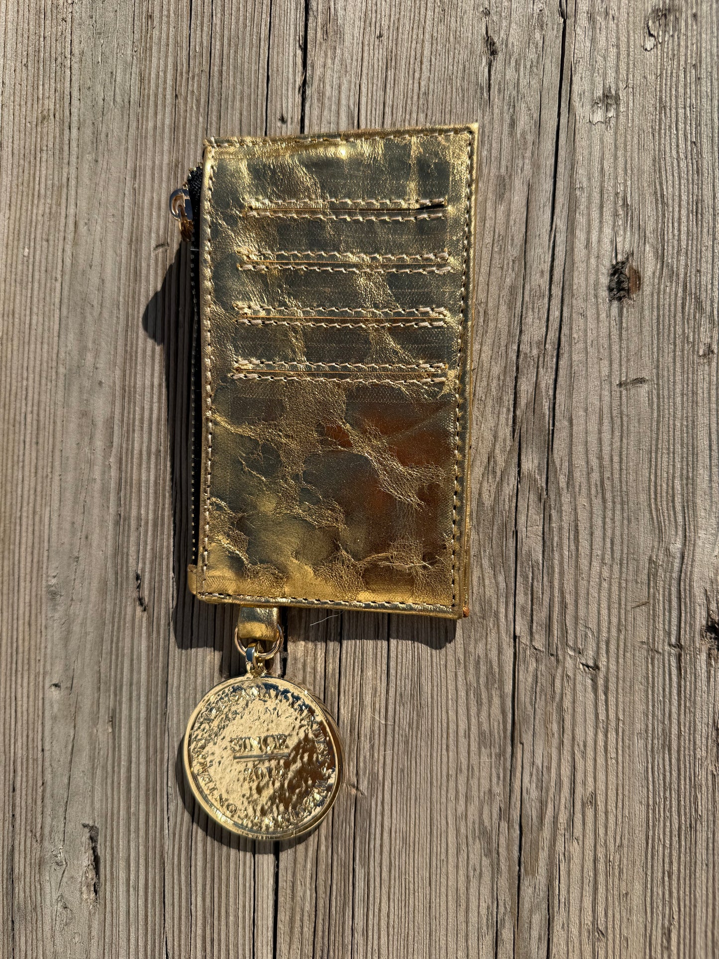 Monedero de cuero dorado