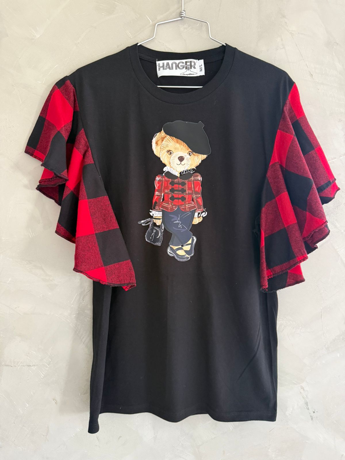 Camiseta con mangas a cuadros con estampado de oso de percha