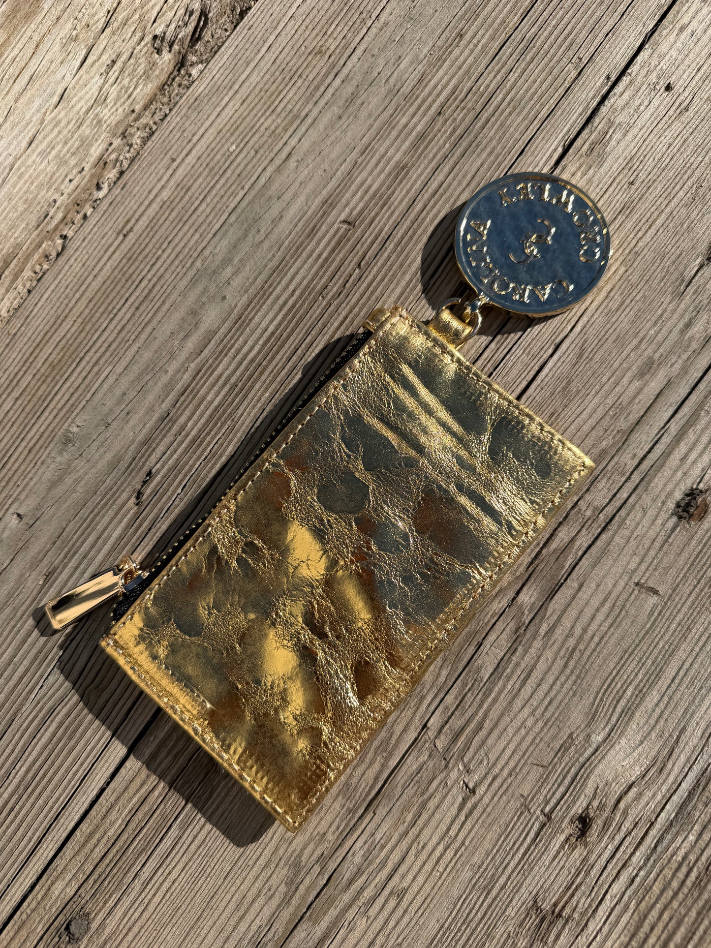 Monedero de cuero dorado