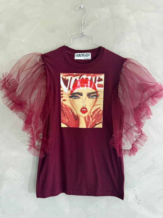 Camiseta burdeos con mangas de tul y estampado gráfico de Hanger Vogue